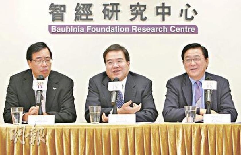 智經研究中心昨日發表報告,主席胡定旭(中)建議日後應有常設機制,由市場主導中小企貸款擔保,令中小企有更佳的資金周轉。(林振東攝) 智經研究中心昨日發表報告,主席胡定旭(中)建議日後應有常設機制,由市場主導中小企貸款擔保,令中小企有更佳的資金周轉。(林振東攝)