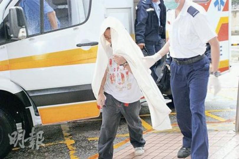 疑因與女友分手和貓兒死去而蹈海尋死的女子,獲救後送院檢驗。(屈俊樂攝) 疑因與女友分手和貓兒死去而蹈海尋死的女子,獲救後送院檢驗。(屈俊樂攝)