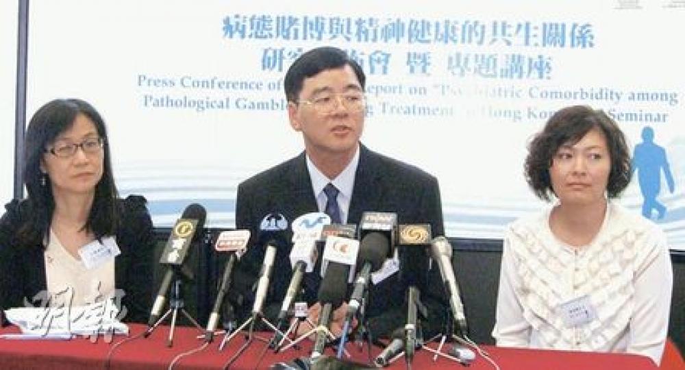 研究發現六成病態賭徒曾患精神病,理大講座教授石丹理(中)建議設立一站式服務,為病態賭徒提供心理輔導及藥物治療。圖左為東華三院社會服務主任王鳳儀,右為東華三院平和坊主任陳美璐。(林景輝攝) 研究發現六成病態賭徒曾患精神病,理大講座教授石丹理(中)建議設立一站式服務,為病態賭徒提供心理輔導及藥物治療。圖左為東華三院社會服務主任王鳳儀,右為東華三院平和坊主任陳美璐。(林景輝攝)