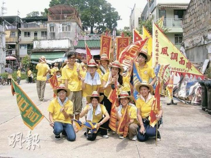 祈求風調雨順、國泰民安的儀式和習俗,對現代香港人而言感覺遙遠,不過8名本地及外國的年輕人,今年來到坪洲協助島民舉辦「禡鄉行」,把天后出巡這個地道慶典承傳下去,保育香港本土文化。(謝凱瑩攝) 祈求風調雨順、國泰民安的儀式和習俗,對現代香港人而言感覺遙遠,不過8名本地及外國的年輕人,今年來到坪洲協助島民舉辦「禡鄉行」,把天后出巡這個地道慶典承傳下去,保育香港本土文化。(謝凱瑩攝)