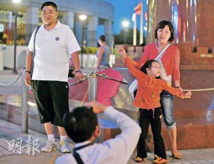 內地團來港,時有2、3名導遊接待,其中一個原因,是為遷就行內約百名俗稱「刀手」的導遊。圖為內地旅客在港旅遊情况。(朱永倫攝) 內地團來港,時有2、3名導遊接待,其中一個原因,是為遷就行內約百名俗稱「刀手」的導遊。圖為內地旅客在港旅遊情况。(朱永倫攝)