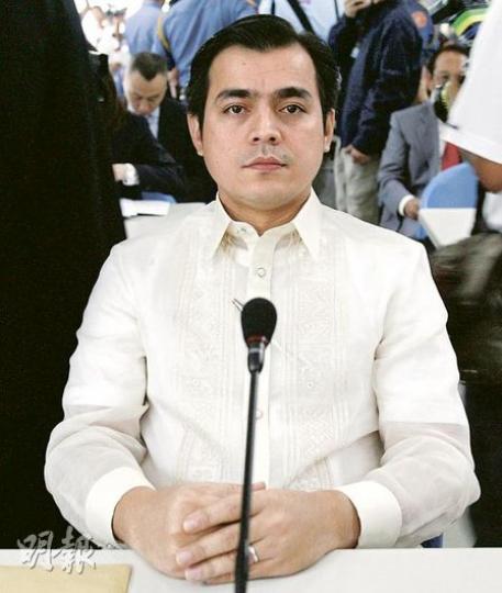 馬尼拉副市長莫雷諾從政前是菲律賓的電影明星。他昨日作供時提到當日找申訴專員,專員提出合照以向門多薩說明信件確由他發出,但莫雷諾沒接受。他說﹕「我當時在想,你(申訴專員)是我的擁躉嗎?」(林振東攝)人質事件調查委員會由5名成員主持,包括司法部長、內政部長、華人僑領、廣播人員協會主席和律師協會成員。聽證會進行時,場內沒要求關手機,不時有電話響。圖為馬拉尼副市長莫雷尼奧(背向鏡頭)作供的情况。(林振東攝) 馬尼拉副市長莫雷諾從政前是菲律賓的電影明星。他昨日作供時提到當日找申訴專員,專員提出合照以向門多薩說明信件確由他發出,但莫雷諾沒接受。他說﹕「我當時在想,你(申訴專員)是我的擁躉嗎?」(林振東攝)人質事件調查委員會由5名成員主持,包括司法部長、內政部長、華人僑領、廣播人員協會主席和律師協會成員。聽證會進行時,場內沒要求關手機,不時有電話響。圖為馬拉尼副市長莫雷尼奧(背向鏡頭)作供的情况。(林振東攝)