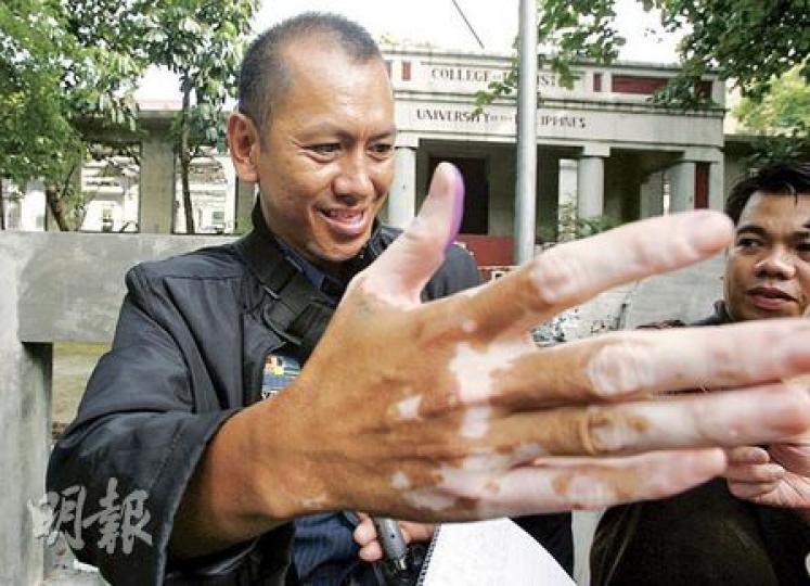 挾持人質慘案當日,馬尼拉警方總督察薩爾瓦多當談判專家,身穿橙衣送飯到旅遊巴。他昨向調查委員會作供時透露,曾向上級要求趁接近門多薩時制服他,但遭拒絕。薩爾瓦多又爆出菲警把門多薩的手機誤當人質財物送交香港警方。(林振東攝) 挾持人質慘案當日,馬尼拉警方總督察薩爾瓦多當談判專家,身穿橙衣送飯到旅遊巴。他昨向調查委員會作供時透露,曾向上級要求趁接近門多薩時制服他,但遭拒絕。薩爾瓦多又爆出菲警把門多薩的手機誤當人質財物送交香港警方。(林振東攝)