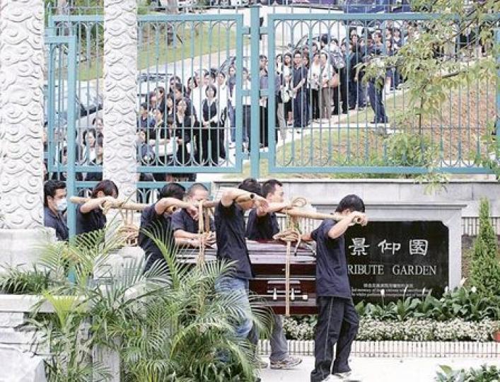 在馬尼拉挾持人質事件中遇害的傅卓仁,昨日安葬在景仰園,逾百名親友到場送別。(李紹昌攝) 在馬尼拉挾持人質事件中遇害的傅卓仁,昨日安葬在景仰園,逾百名親友到場送別。(李紹昌攝)