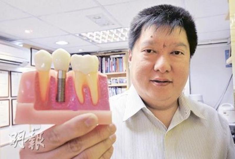 破案過程鬥智鬥力,齒科法醫梁家駒表示,憑牙齒牙根的成長情况可評定受害人的年齡,有時警方面對難以辨認的屍體,齒科法證可大派用場。(朱永倫攝) 破案過程鬥智鬥力,齒科法醫梁家駒表示,憑牙齒牙根的成長情况可評定受害人的年齡,有時警方面對難以辨認的屍體,齒科法證可大派用場。(朱永倫攝)