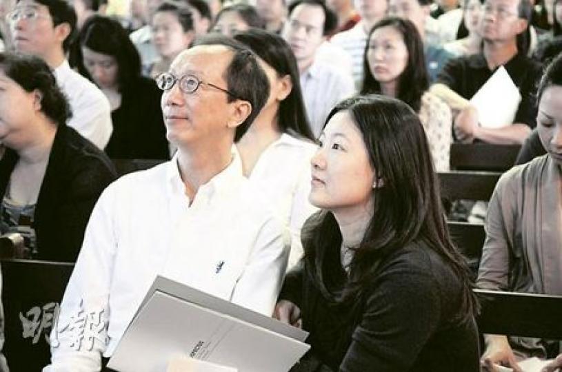 前財政司長梁錦松(左)與妻子伏明霞(右)一同出席拔萃男書院附屬小學的小一入學家長簡介會,二人早上8時許到達,坐在禮堂較前位置,梁錦松更表示「學校好好」,有意為兒子報讀。(張智超攝) 前財政司長梁錦松(左)與妻子伏明霞(右)一同出席拔萃男書院附屬小學的小一入學家長簡介會,二人早上8時許到達,坐在禮堂較前位置,梁錦松更表示「學校好好」,有意為兒子報讀。(張智超攝)
