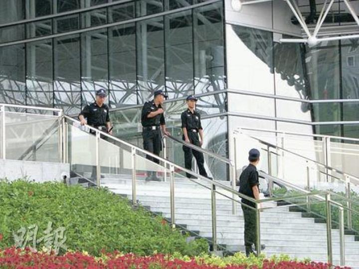 大批公安和保安員昨日在位於西麗的深圳大學城體育館周圍戒備,慶典大會預計將於此處舉行。(明報記者攝)深圳大學城體育館外貌。(明報記者攝) 大批公安和保安員昨日在位於西麗的深圳大學城體育館周圍戒備,慶典大會預計將於此處舉行。(明報記者攝)深圳大學城體育館外貌。(明報記者攝)