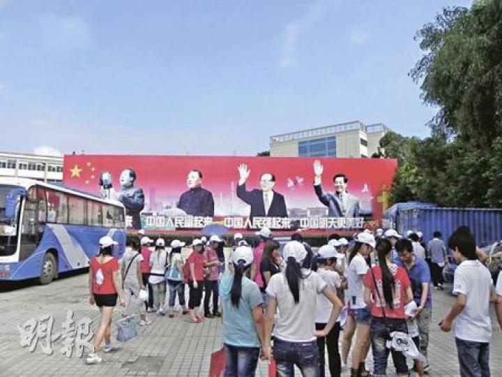 南嶺村矗立中共四代領導人畫像。(李泉攝)深圳今晚將舉行煙花慶祝晚會,圖為工作人員昨日在福田市民中心廣場佈置煙花彈。(李泉攝) 南嶺村矗立中共四代領導人畫像。(李泉攝)深圳今晚將舉行煙花慶祝晚會,圖為工作人員昨日在福田市民中心廣場佈置煙花彈。(李泉攝)