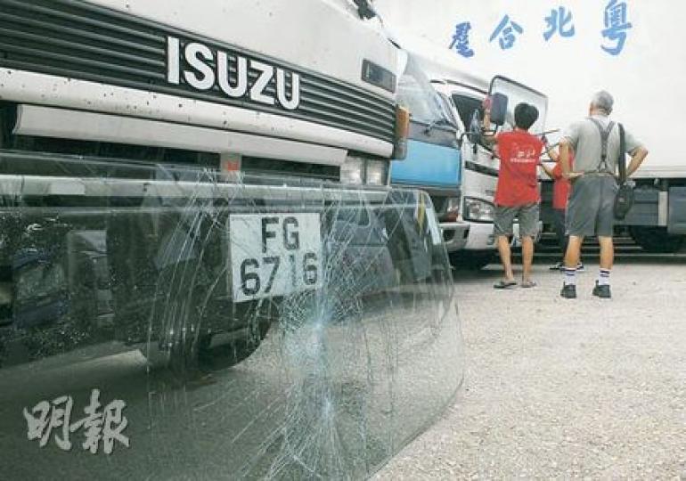 多輛停泊漁民新村的貨車被集體刑毁，部分擋風玻璃留下最少一至兩處被硬物敲擊的龜裂痕迹，由工人拆除。（林錫禮攝）