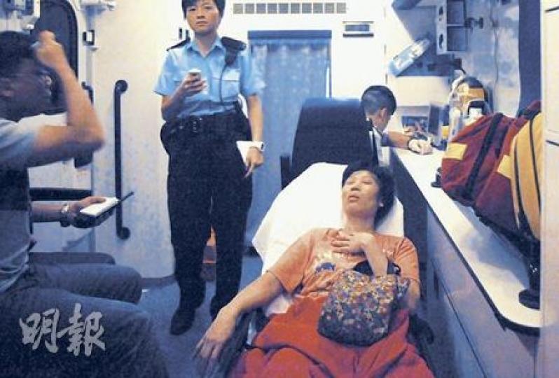 女東主疑攜大袋餸菜追匪徒至體力不繼,暈倒地上,由救護車送院治理。(樊銳昌攝)匪徒被街坊、事主丈夫和伙計合力擒獲,由警員帶署扣查。(樊銳昌攝) 女東主疑攜大袋餸菜追匪徒至體力不繼,暈倒地上,由救護車送院治理。(樊銳昌攝)匪徒被街坊、事主丈夫和伙計合力擒獲,由警員帶署扣查。(樊銳昌攝)