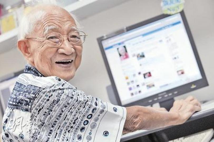 94歲的超伯，既寫網誌又上facebook。他有感學識上網後脾氣好了：「想鬧仔女，會先修飾辭彙，慢慢火氣就熄了。」他有次寫文投訴電腦壞機，翌日銀行戶口就有一筆「電腦費」進帳，來自其寶貝兒孫。（朱永倫攝）