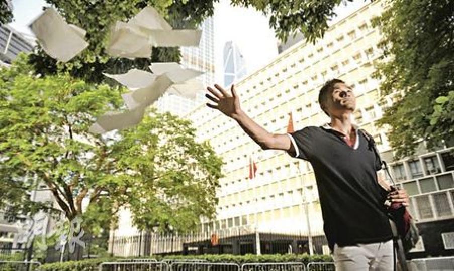 邵力競兩年前毅然辭任人稱「天之驕子」的政務官職位。在政府總部外,我們拍攝這張「拋棄繁瑣文件再上路」的圖片時,邵強調要拍出一種邁步向前,但不要太瀟灑的感覺:「我唔係二世祖唔使憂,我都有包袱㗎。」於是原來單手插褲袋的姿勢,就變成拿着背包的造型。(余俊亮攝) 邵力競兩年前毅然辭任人稱「天之驕子」的政務官職位。在政府總部外,我們拍攝這張「拋棄繁瑣文件再上路」的圖片時,邵強調要拍出一種邁步向前,但不要太瀟灑的感覺:「我唔係二世祖唔使憂,我都有包袱㗎。」於是原來單手插褲袋的姿勢,就變成拿着背包的造型。(余俊亮攝)