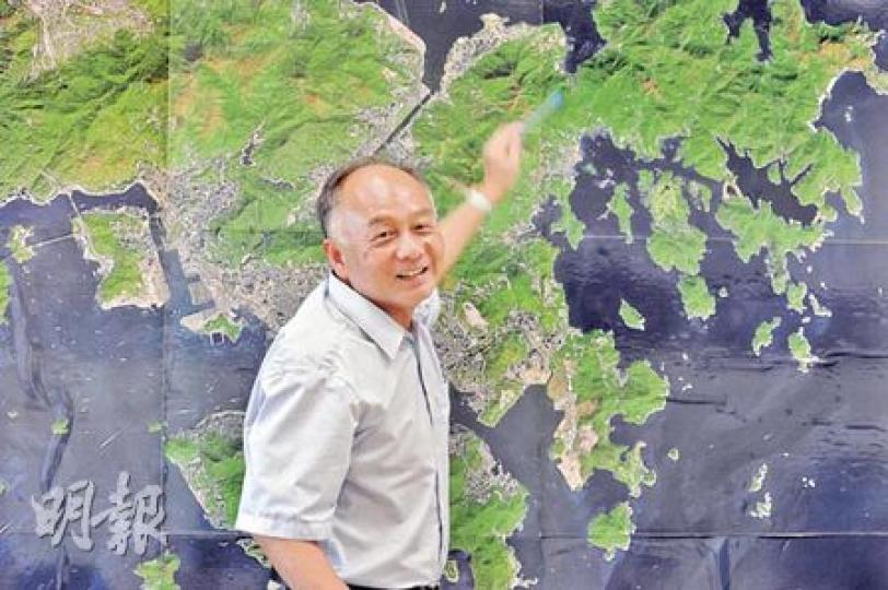 李思名說，香港不是沒有土地，而是政府不願發展，他指着的香港衛星地圖，攝於98年，但12年過後，根本沒有多大變化。（尹錦恩攝）