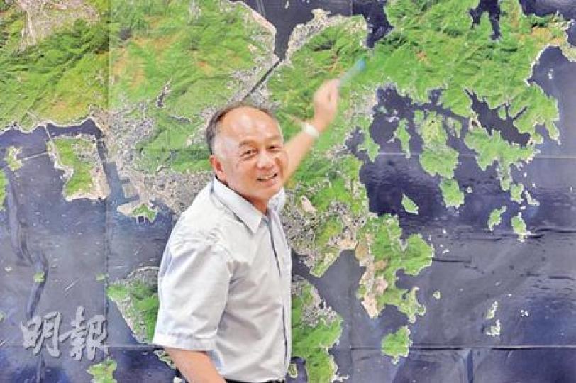李思名說,香港不是沒有土地,而是政府不願發展,他指着的香港衛星地圖,攝於98年,但12年過後,根本沒有多大變化。(尹錦恩攝) 李思名說,香港不是沒有土地,而是政府不願發展,他指着的香港衛星地圖,攝於98年,但12年過後,根本沒有多大變化。(尹錦恩攝)