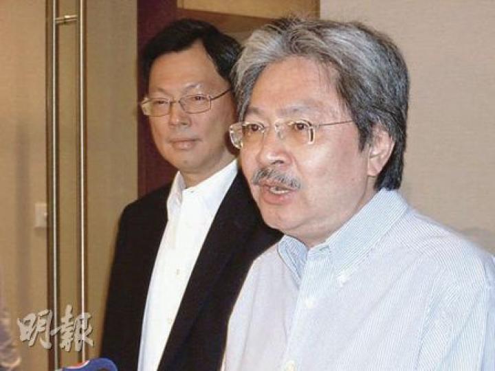 財政司長曾俊華(右)展開訪京行程,今明兩天將與內地多個財金部門的官員會面,左為金管局總裁陳德霖。(姜靜嫻攝) 財政司長曾俊華(右)展開訪京行程,今明兩天將與內地多個財金部門的官員會面,左為金管局總裁陳德霖。(姜靜嫻攝)