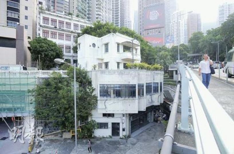 中半山堅尼地道2、6、8號,其中2號(前方白色建築物)本年曾被一群外籍建築師認為有裝飾藝術建築風格,要求保留。(余俊亮攝) 中半山堅尼地道2、6、8號,其中2號(前方白色建築物)本年曾被一群外籍建築師認為有裝飾藝術建築風格,要求保留。(余俊亮攝)