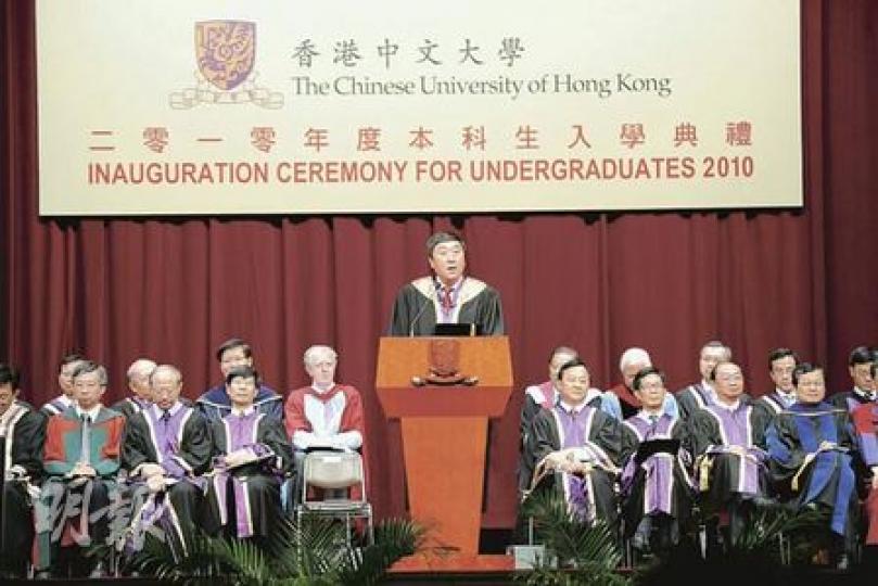 今年7月出任中大校長的沈祖堯(中),昨首次以校長身分出席中大本科生入學禮,他致辭時引用新亞書院創辦人錢穆的《新亞學規》中「做人的最崇高基礎在求學,求學之最高旨趣在做人」一句,提醒學生應注重個人修養。(葉漢華攝) 今年7月出任中大校長的沈祖堯(中),昨首次以校長身分出席中大本科生入學禮,他致辭時引用新亞書院創辦人錢穆的《新亞學規》中「做人的最崇高基礎在求學,求學之最高旨趣在做人」一句,提醒學生應注重個人修養。(葉漢華攝)