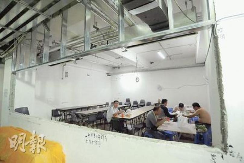 「工人飯堂」設置於地盤工地一樓,有數排桌椅讓工人用膳,牆邊亦安裝了風扇,但飯堂與施工工地沒有分隔,大樓建成後,飯堂會變為具冷氣設備的電腦室。(葉漢華攝) 「工人飯堂」設置於地盤工地一樓,有數排桌椅讓工人用膳,牆邊亦安裝了風扇,但飯堂與施工工地沒有分隔,大樓建成後,飯堂會變為具冷氣設備的電腦室。(葉漢華攝)