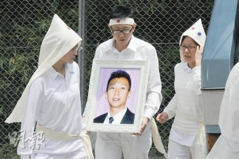 胞弟手持謝廷駿遺照,陪同遺體送到歌連臣角火葬場火化。(何家達攝) 胞弟手持謝廷駿遺照,陪同遺體送到歌連臣角火葬場火化。(何家達攝)