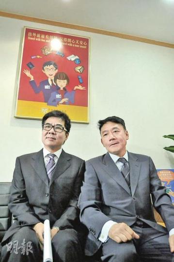 永盛旅遊董事曾明輝(左)昨由有「廉署剋星」之稱的律師林炳昌(右)陪同出席旅議會上訴委員會聆訊,永盛因不滿僱用無牌導遊被議會釘牌而提上訴。(葉漢華攝) 永盛旅遊董事曾明輝(左)昨由有「廉署剋星」之稱的律師林炳昌(右)陪同出席旅議會上訴委員會聆訊,永盛因不滿僱用無牌導遊被議會釘牌而提上訴。(葉漢華攝)