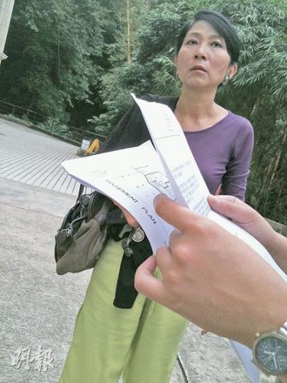 本報記者拿着屋宇署的一紙回覆,表明當局確認淺水灣道98號地下有兩個單位為非法改建,其中一個單位的業主為毛孟靜的丈夫。毛孟靜稱,一直知道「業權有問題」,但從未轉手,並對隔鄰單位炒出天價感到驚訝。(明報記者攝)資深傳媒人毛孟靜稱,G2這個「業權有問題」單位現時用作傭人的居所。(明報記者攝) 本報記者拿着屋宇署的一紙回覆,表明當局確認淺水灣道98號地下有兩個單位為非法改建,其中一個單位的業主為毛孟靜的丈夫。毛孟靜稱,一直知道「業權有問題」,但從未轉手,並對隔鄰單位炒出天價感到驚訝。(明報記者攝)資深傳媒人毛孟靜稱,G2這個「業權有問題」單位現時用作傭人的居所。(明報記者攝)