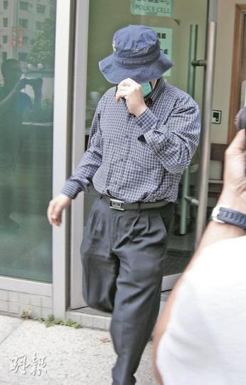前懲教主任、被告陳貴雄昨獲保釋候判,以漁夫帽及口罩掩面急步離開法庭。(梁珮珊攝) 前懲教主任、被告陳貴雄昨獲保釋候判,以漁夫帽及口罩掩面急步離開法庭。(梁珮珊攝)