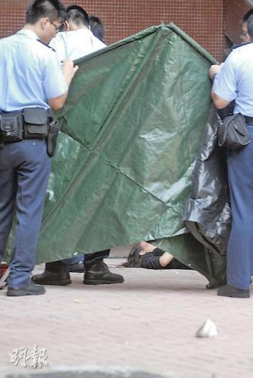 女子在父親居住的石籬邨寓所大廈墮樓,當場身亡。警方事後以帳篷掩蓋屍首,以免引起途人不安。(蘇偉明攝) 女子在父親居住的石籬邨寓所大廈墮樓,當場身亡。警方事後以帳篷掩蓋屍首,以免引起途人不安。(蘇偉明攝)