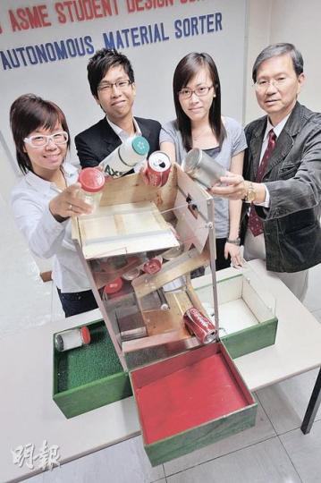 理大機械工程學系三年級生何思婷(左起)、胡萃豐及賴慧欣設計的「可再用材料自動分集器」,是顧問老師盧覺強(右一)去年從10份計劃書中選取的概念,可在70秒內把12個膠樽、鋁罐、鐵罐及玻璃瓶分類。(朱永倫攝) 理大機械工程學系三年級生何思婷(左起)、胡萃豐及賴慧欣設計的「可再用材料自動分集器」,是顧問老師盧覺強(右一)去年從10份計劃書中選取的概念,可在70秒內把12個膠樽、鋁罐、鐵罐及玻璃瓶分類。(朱永倫攝)