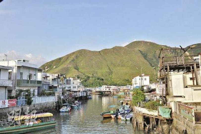 大澳有「東方威尼斯」之稱,沿岸兩旁豎立了色彩、設計不一的棚屋,居住城市的年輕人,可在這兒體會到傳統漁民的生活。(陳綺雯攝)校記有機會探訪住在棚屋的溫氏夫婦,了解他們的生活和棚屋特色。對在市區生活的校記來說,棚屋的一切都非常新奇!(陳綺雯攝)縱使棚屋內氣溫較高,但梁福健表示不會搬到市區生活,「我自小在這裏居住,住了五代人」。(校記張偉瑜攝) 大澳有「東方威尼斯」之稱,沿岸兩旁豎立了色彩、設計不一的棚屋,居住城市的年輕人,可在這兒體會到傳統漁民的生活。(陳綺雯攝)校記有機會探訪住在棚屋的溫氏夫婦,了解他們的生活和棚屋特色。對在市區生活的校記來說,棚屋的一切都非常新奇!(陳綺雯攝)縱使棚屋內氣溫較高,但梁福健表示不會搬到市區生活,「我自小在這裏居住,住了五代人」。(校記張偉瑜攝)