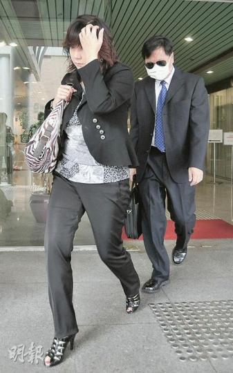 兩名被告容劍冰(前)及呂鴻光(後)昨出庭應訊時毋須答辯,案件將轉介區域法院審理,兩人各准以10萬元保釋,但期間不得離港。(葉漢華攝)遠東控股董事總經理兼行政總裁邱達根,涉嫌授權公司批出6100萬元貸款給公司董事主席兼父親邱德根,昨到東區裁判法院應訊,獲准以50萬元繼續保釋外出。(葉漢華攝) 兩名被告容劍冰(前)及呂鴻光(後)昨出庭應訊時毋須答辯,案件將轉介區域法院審理,兩人各准以10萬元保釋,但期間不得離港。(葉漢華攝)遠東控股董事總經理兼行政總裁邱達根,涉嫌授權公司批出6100萬元貸款給公司董事主席兼父親邱德根,昨到東區裁判法院應訊,獲准以50萬元繼續保釋外出。(葉漢華攝)