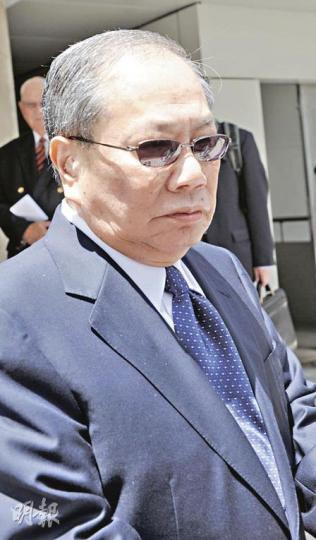 陳松青被林秀峰追討古董瓷器及變賣後利潤等約1.5億元。(劉焌陶攝)林秀峰指自己收藏古董瓷器逾30年,一向有外借習慣,意想不到陳松青會「有借無還」。(劉焌陶攝) 陳松青被林秀峰追討古董瓷器及變賣後利潤等約1.5億元。(劉焌陶攝)林秀峰指自己收藏古董瓷器逾30年,一向有外借習慣,意想不到陳松青會「有借無還」。(劉焌陶攝)