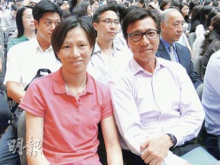 風之后李麗珊(左)與丈夫黃德森(右)昨出席聖保羅男女中學附屬小學簡介會,黃德森指平日有教導女兒基本禮貌及對答,亦有安排她學游水、畫畫及鋼琴,面試靠女兒發揮,不會過分擔心她能否入讀名校。 (鄭穎瑩攝)民政事務局副局長許曉暉抽空出席小一入學簡介會。(鄭穎瑩攝) 風之后李麗珊(左)與丈夫黃德森(右)昨出席聖保羅男女中學附屬小學簡介會,黃德森指平日有教導女兒基本禮貌及對答,亦有安排她學游水、畫畫及鋼琴,面試靠女兒發揮,不會過分擔心她能否入讀名校。 (鄭穎瑩攝)民政事務局副局長許曉暉抽空出席小一入學簡介會。(鄭穎瑩攝)