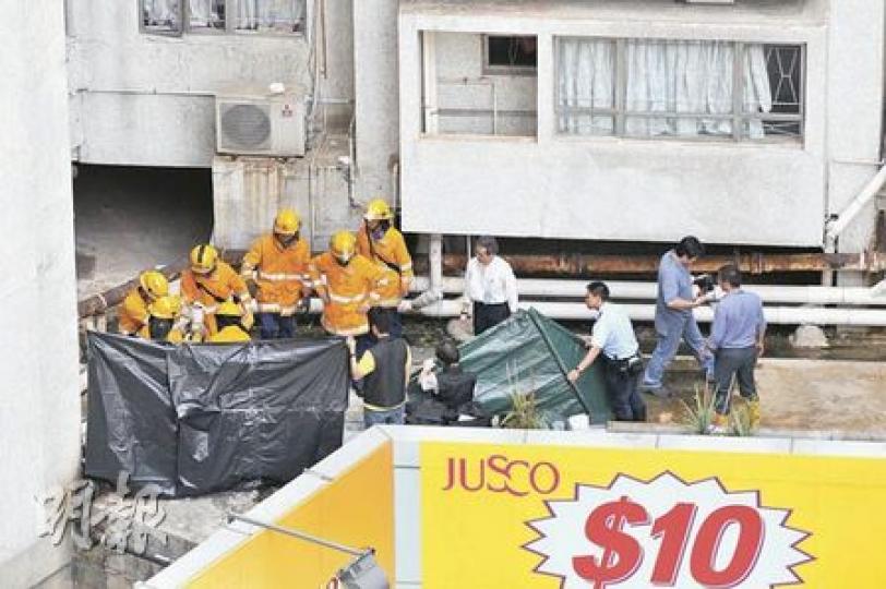 北角和富中心昨日揭發嬰兒屍體「卡住」污水渠後,警方封鎖現場平台,由消防員協助將藏有嬰屍的一段污水渠鋸斷並取出嬰兒。(馮國良攝)仵工到場將嬰兒屍體舁走,等候進一步剖屍確定死因。(馮國良攝) 北角和富中心昨日揭發嬰兒屍體「卡住」污水渠後,警方封鎖現場平台,由消防員協助將藏有嬰屍的一段污水渠鋸斷並取出嬰兒。(馮國良攝)仵工到場將嬰兒屍體舁走,等候進一步剖屍確定死因。(馮國良攝)