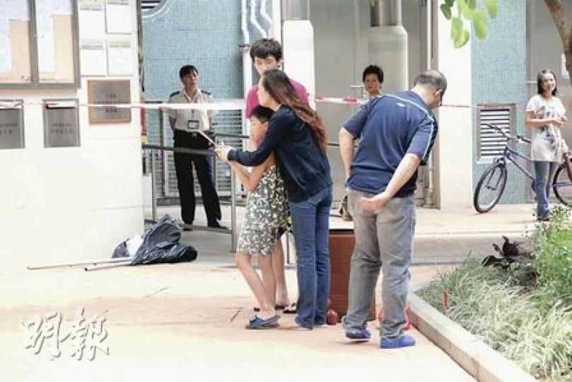 剛升中一的陳偉洛,昨晨在逸濤樓寓所墮樓身亡,家人昨午在現場拜祭,氣氛哀傷。(屈俊樂攝) 剛升中一的陳偉洛,昨晨在逸濤樓寓所墮樓身亡,家人昨午在現場拜祭,氣氛哀傷。(屈俊樂攝)