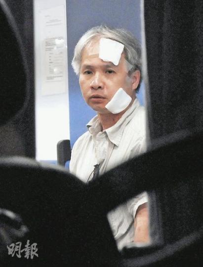 遇勢的士司機力保不失,但抗賊時前額和臉部受傷,由救護員包紮後送院治理。(蔡方山攝) 遇勢的士司機力保不失,但抗賊時前額和臉部受傷,由救護員包紮後送院治理。(蔡方山攝)