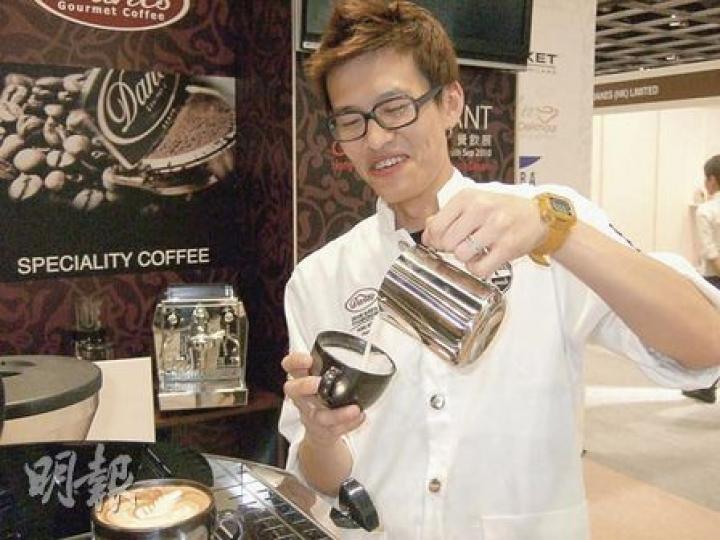 歐國豪把不同國家的咖啡豆混合,冲調出既清新又齒頰留香的濃縮咖啡(espresso),在昨天舉行的第二屆「GBC咖啡師大賽」一舉奪得冠軍及最受歡迎咖啡師獎。(林景輝攝) 歐國豪把不同國家的咖啡豆混合,冲調出既清新又齒頰留香的濃縮咖啡(espresso),在昨天舉行的第二屆「GBC咖啡師大賽」一舉奪得冠軍及最受歡迎咖啡師獎。(林景輝攝)