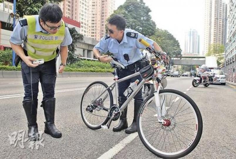 落地一日、價值6萬元的單車,與巴士碰撞後輕微損毁,警員檢視取證後,交事主友人取走。(劉友光攝)中年漢送院時不忘致電友人,要求對方協助拿走心愛單車。(劉友光攝) 落地一日、價值6萬元的單車,與巴士碰撞後輕微損毁,警員檢視取證後,交事主友人取走。(劉友光攝)中年漢送院時不忘致電友人,要求對方協助拿走心愛單車。(劉友光攝)