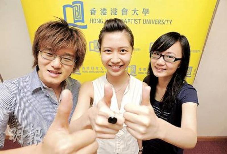 浸會大學4名學生獲「匯豐海外獎學金計劃」,將赴英國院校留學一年,其中3人為翻譯學系學生李浩淼(左起)、英國語言文學及英語教學課程學生李孟詩、市場學系學生楊寶欣。(何家達攝) 浸會大學4名學生獲「匯豐海外獎學金計劃」,將赴英國院校留學一年,其中3人為翻譯學系學生李浩淼(左起)、英國語言文學及英語教學課程學生李孟詩、市場學系學生楊寶欣。(何家達攝)