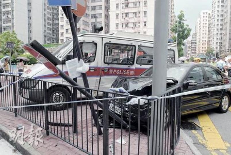 趕赴處理店舖盜竊案的警車駛經紅磡一處十字路口時被平治房車攔腰猛撞,兩車事後雙雙衝上行人路。(劉友光攝) 趕赴處理店舖盜竊案的警車駛經紅磡一處十字路口時被平治房車攔腰猛撞,兩車事後雙雙衝上行人路。(劉友光攝)