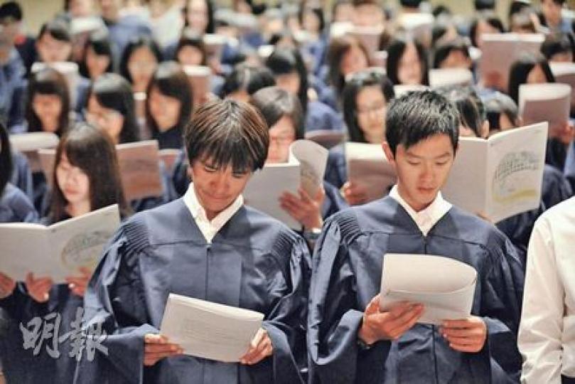 昨日是香港教育學院新生的開學禮大日子,成為大學一年級生的黃金寶(前左)與郭灝霆(前右)穿上開學袍,與其他一年級生在學生會會長帶領下宣讀學生約章。(葉漢華攝) 昨日是香港教育學院新生的開學禮大日子,成為大學一年級生的黃金寶(前左)與郭灝霆(前右)穿上開學袍,與其他一年級生在學生會會長帶領下宣讀學生約章。(葉漢華攝)