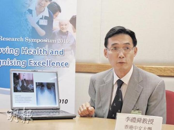 中大內科及藥物治療學系副教授李禮舜說,住院的嚴重流感病人排毒量,較一般流感患者多10至20倍,H1N1新型流感更有「入肺」特性,令病毒繁殖更多。(陳佩儀攝) 中大內科及藥物治療學系副教授李禮舜說,住院的嚴重流感病人排毒量,較一般流感患者多10至20倍,H1N1新型流感更有「入肺」特性,令病毒繁殖更多。(陳佩儀攝)