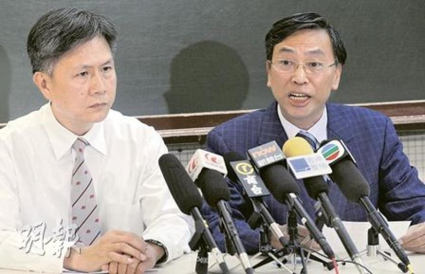 津中議會主席廖亞全(右)說,對上周教育局長孫明揚談小班教學的文章引來公眾誤解感到遺憾,中學校長會主席阮邦耀(左)要求教育局由初中開始每班只收30人。(何家達攝) 津中議會主席廖亞全(右)說,對上周教育局長孫明揚談小班教學的文章引來公眾誤解感到遺憾,中學校長會主席阮邦耀(左)要求教育局由初中開始每班只收30人。(何家達攝)