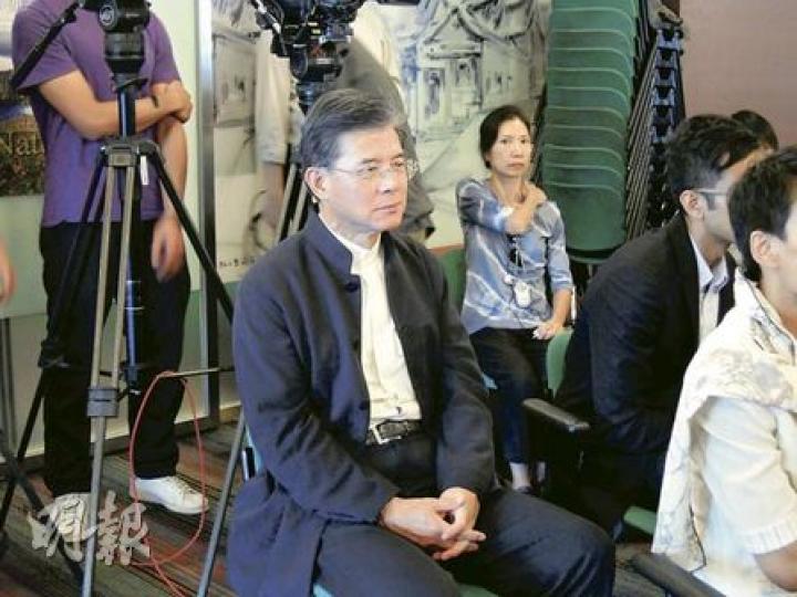 瑞安集團主席羅康瑞(中)昨日現身光華新聞文化中心的午餐會,聽市建局主席張震遠演講。他透露是想聽聽香港市區重建項目中能否興建「新天地」。(周展鴻攝) 瑞安集團主席羅康瑞(中)昨日現身光華新聞文化中心的午餐會,聽市建局主席張震遠演講。他透露是想聽聽香港市區重建項目中能否興建「新天地」。(周展鴻攝)