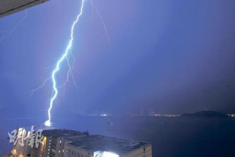 昨日整天天氣酷熱,入夜後則風雲變色,雷雨大作。圖中一度閃電劃破長空,直劈柴灣對開海面,甚為壯觀。(朱永倫攝)4名中一男生參加早會時疑被猛烈陽光「曬暈」,當中3人要送院治理。(馮國良攝)
昨日整天天氣酷熱,入夜後則風雲變色,雷雨大作。圖中一度閃電劃破長空,直劈柴灣對開海面,甚為壯觀。(朱永倫攝)4名中一男生參加早會時疑被猛烈陽光「曬暈」,當中3人要送院治理。(馮國良攝)