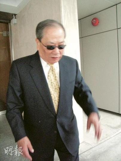 陳松青(圖)拒絕交回兩件宋朝及清朝瓷器及億元拍賣款項予昔日生意拍檔林秀峰,被對方入稟高院追討。(陳穎鏇攝) 陳松青(圖)拒絕交回兩件宋朝及清朝瓷器及億元拍賣款項予昔日生意拍檔林秀峰,被對方入稟高院追討。(陳穎鏇攝)
