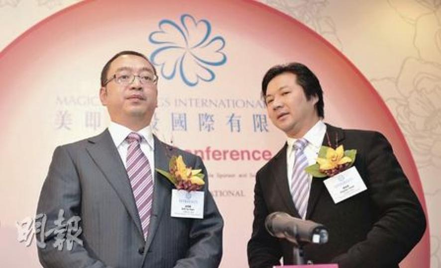 美即總經理兼執行董事佘雨原（左）指出，公司生產的面膜，安全質量高於香港及內地的標準。右為主席鄧紹坤。（朱永倫攝）