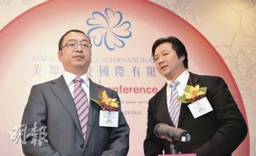 美即總經理兼執行董事佘雨原(左)指出,公司生產的面膜,安全質量高於香港及內地的標準。右為主席鄧紹坤。(朱永倫攝) 美即總經理兼執行董事佘雨原(左)指出,公司生產的面膜,安全質量高於香港及內地的標準。右為主席鄧紹坤。(朱永倫攝)
