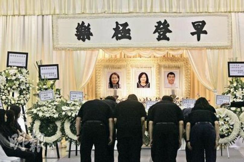 在人質事件中遇難的汪子林(右)、楊綺華(中)及楊綺琴(左)昨日設靈。靈堂中央擺放3人遺照,橫匾寫上「早登極樂」。(郭慶輝攝) 在人質事件中遇難的汪子林(右)、楊綺華(中)及楊綺琴(左)昨日設靈。靈堂中央擺放3人遺照,橫匾寫上「早登極樂」。(郭慶輝攝)