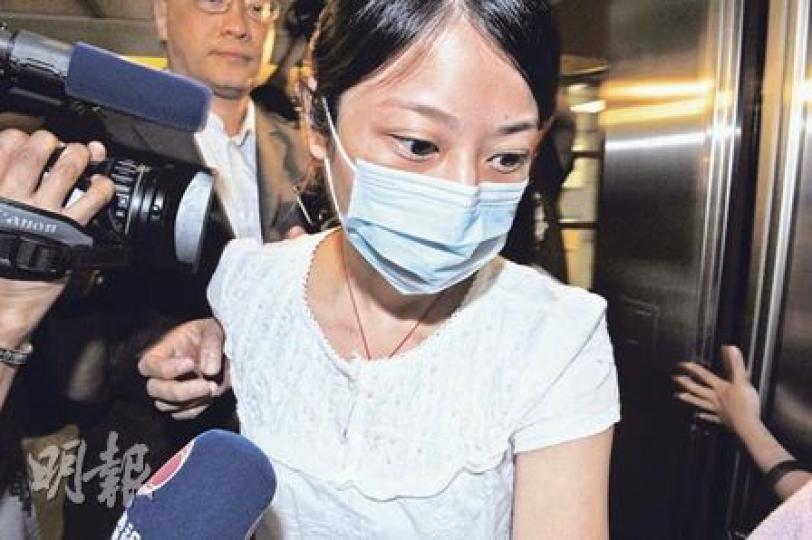 瑪嘉烈醫院護士李麗梅(圖)於昨日護士管理局紀律聆訊承認未有依照指引,以手肘測試嬰兒洗澡水溫,更表示不理解用手肘的理由。護管局裁定被告專業失德,遭刊憲譴責。(劉焌陶攝) 瑪嘉烈醫院護士李麗梅(圖)於昨日護士管理局紀律聆訊承認未有依照指引,以手肘測試嬰兒洗澡水溫,更表示不理解用手肘的理由。護管局裁定被告專業失德,遭刊憲譴責。(劉焌陶攝)