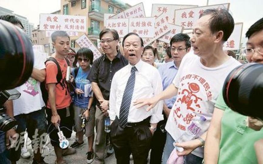 鄉議局主席劉皇發(打呔者)到屯門紫田村斡旋,令到雙方得以和平解决。(余俊亮攝)屯門紫田村有部分村民一度擺放雜物,阻止政府收地,並與警方一度對峙,其後在鄉議局主席劉皇發斡旋下暫和平解决。(余俊亮攝) 鄉議局主席劉皇發(打呔者)到屯門紫田村斡旋,令到雙方得以和平解决。(余俊亮攝)屯門紫田村有部分村民一度擺放雜物,阻止政府收地,並與警方一度對峙,其後在鄉議局主席劉皇發斡旋下暫和平解决。(余俊亮攝)